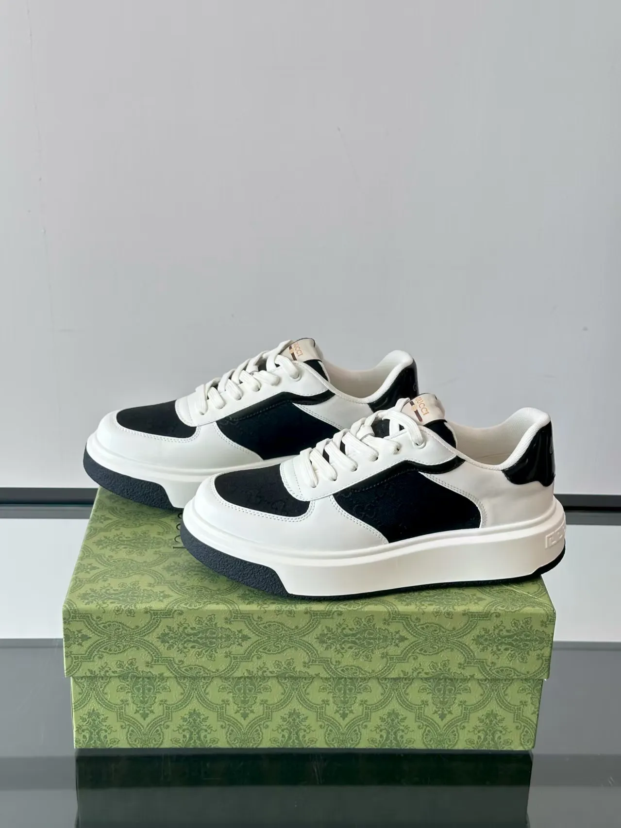 Factory price: 480💰New men's shoes GUCCI [Lightning] latest shoes shipped. Original quality, fashionable, special materials, sheepskin lining, new packaging. The foot feels super comfortable and the workmanship is impeccable. Size: 38-44, customized 45